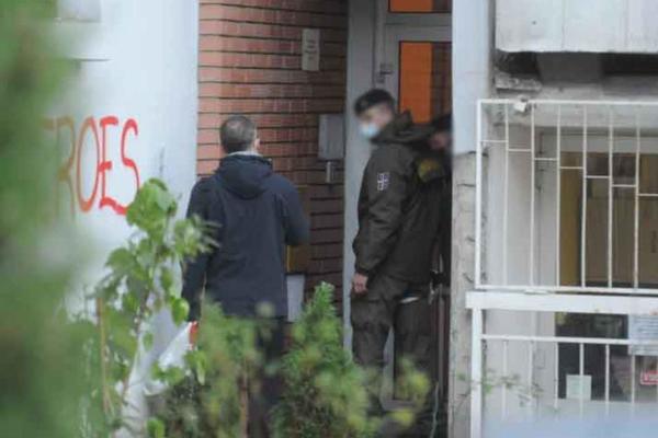 MAJKA PRONAŠLA SINA U LOKVI KRVI: Ispred zgrade na Voždovcu vozilo vojne policije, sumnja se da je ON umro u stanu