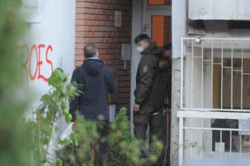 MAJKA PRONAŠLA SINA U LOKVI KRVI: Ispred zgrade na Voždovcu vozilo vojne policije, sumnja se da je ON umro u stanu