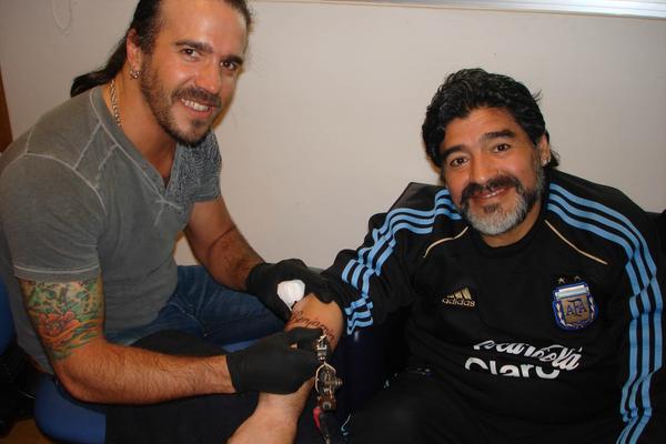 ZBOG 2 TETOVAŽE MARADONU SU MRZELI NA ZAPADU! Prst U OKO AMERICI! Umro je na isti dan kad i njegov prijatelj Kastro