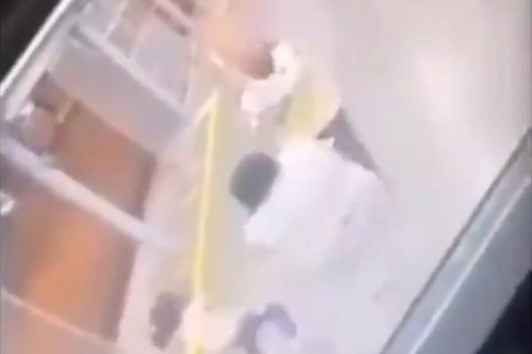 UPUCAO MARIJU PRED DVOJE DECE: Kamere snimile jeziv zločin usred bela dana, gledajte na svoju odgovornost! (VIDEO)