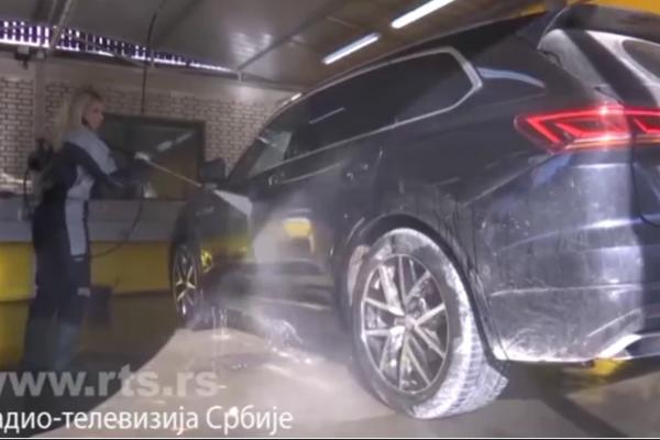 SLAĐANA RADI U AUTO-PERIONICI I ONA JE DOKAZ DA ŽENA U UNIFORMI MOŽE BITI BOMBA: Pogledajte samo ovo (VIDEO)