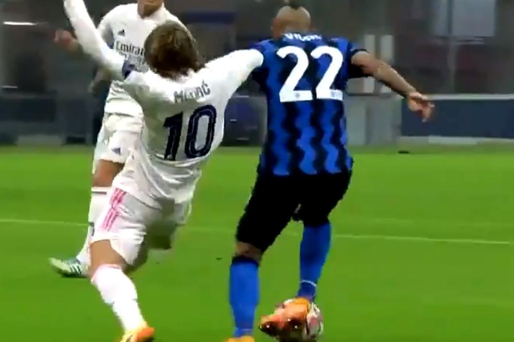 ŠTA JE SA TOBOM DEČKO? Arturo Vidal ponovo imao napad besa - dobio dva žuta kartona za 7 sekundi!