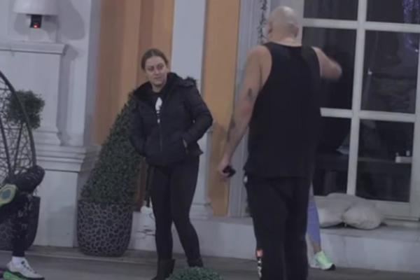 BOŽE DRAGI, NA ŠTA LIČIŠ? Car obrijao GLAVU, više nije FILIP, sad je FESTER (VIDEO)