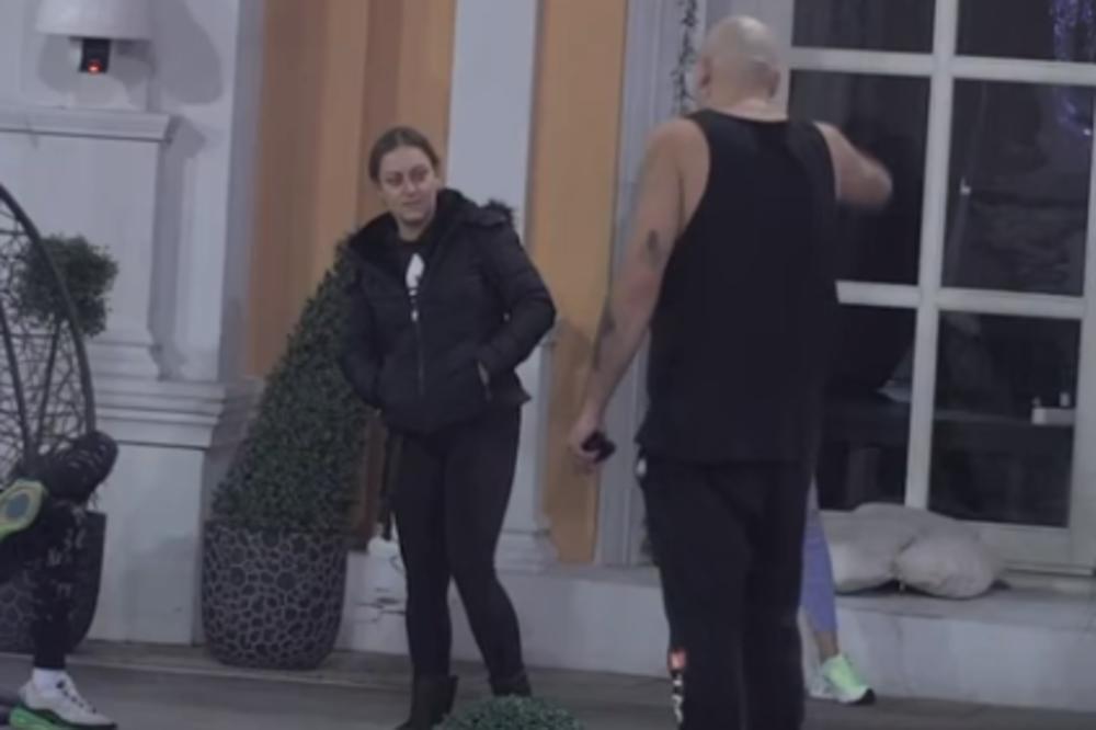 BOŽE DRAGI, NA ŠTA LIČIŠ? Car obrijao GLAVU, više nije FILIP, sad je FESTER (VIDEO)