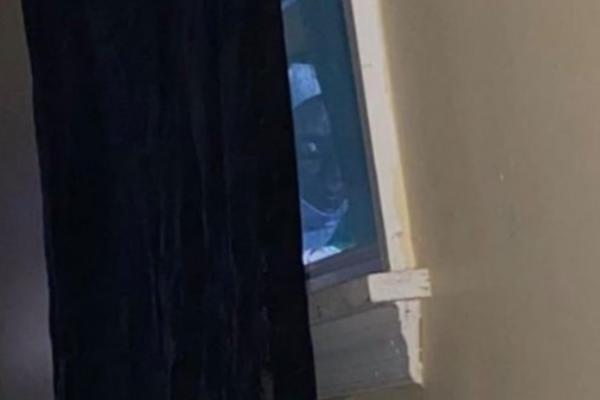 DEVOJKA JE POGLEDALA KROZ PROZOR I SKROZ SE PRESTRAVILA! Ovo je slika koja je svima naterala JEZU U KOSTI