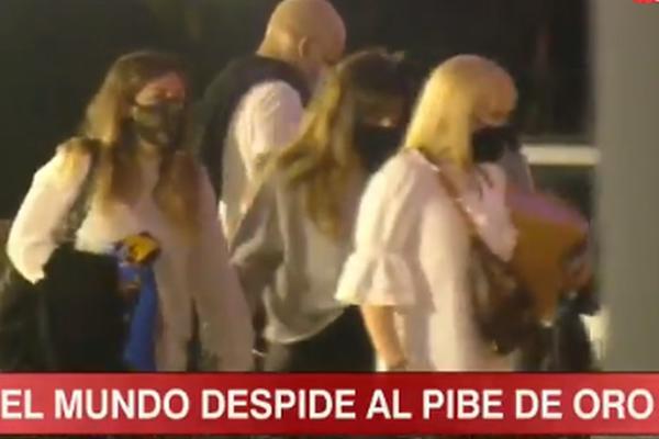 PRVI SNIMCI MARADONINE PORODICE POSLE ŠOKA: Bivša žena i ćerke stigle na mesto gde će se ljudi opraštati od njega!