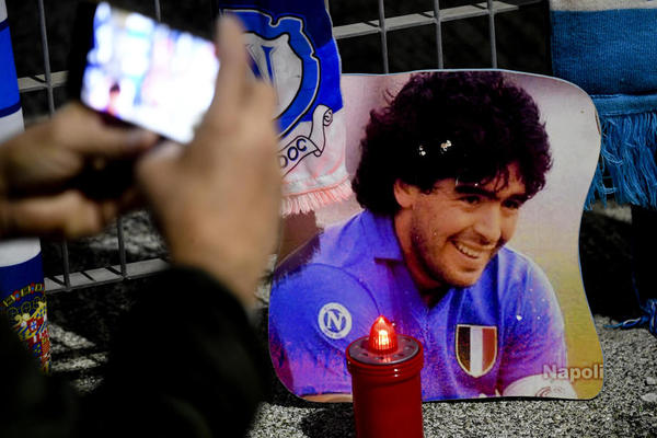 SAHRANJEN MARADONA: Samo 20 ljudi je bilo prisutno, a Dijego je ponovo pored majke i oca - tužne scene!