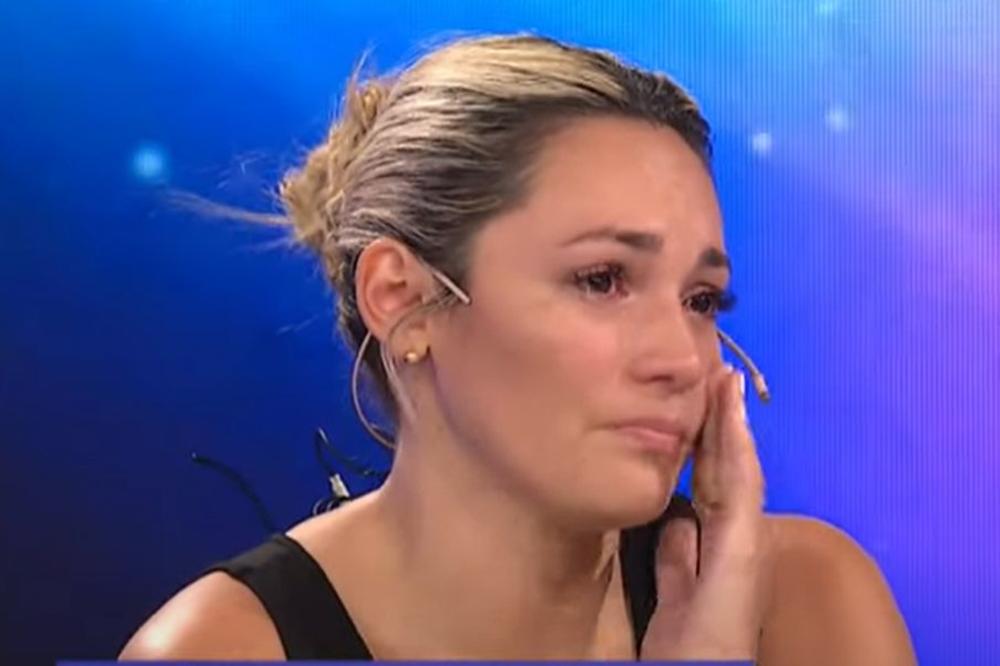 BIVŠA MARADONINA VERENICA UPLAKANA NA TELEVIZIJI: Ne daju mi da se oprostim od Dijega! Nisu me pustili da uđem!