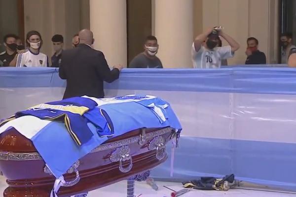 IZLOŽEN KOVČEG S TELOM DIJEGA MARADONE: Na njemu se nalaze 3 SVETE STVARI! Počeo oproštaj od El Pibea! (VIDEO)