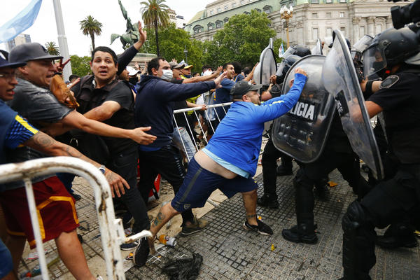 NEREDI! TUČA NAVIJAČA I POLICIJE NA ISPRAĆAJU MARADONE: Probijena ograda i haos ispred palate u kojoj je kovčeg!
