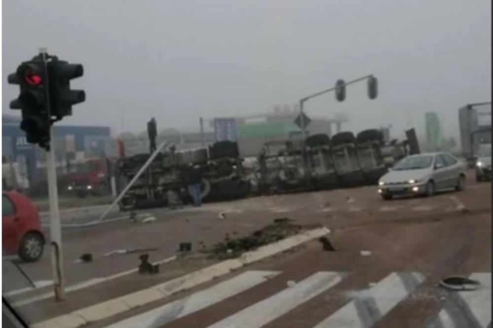 FOTO SA LICA MESTA: Grdosija prevrnuta nasred Pančevca, semafor oboren, opšti HAOS na putu, ALI SE DESILO ČUDO