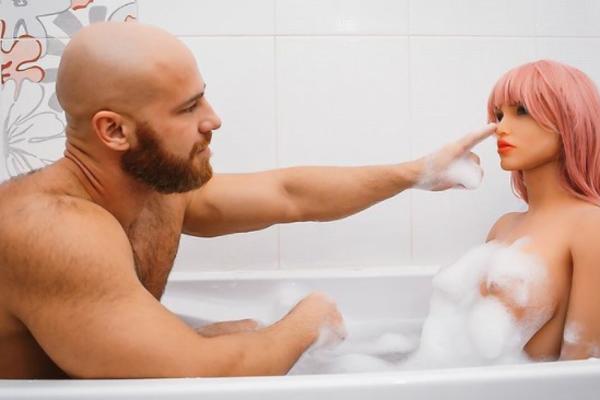 BODIBILDER SE OŽENIO SA LUTKOM S KOJOM JE VEĆ DUGO U VEZI: Ali prvo je ona morala na PLASTIČNU OPERACIJU (FOTO)