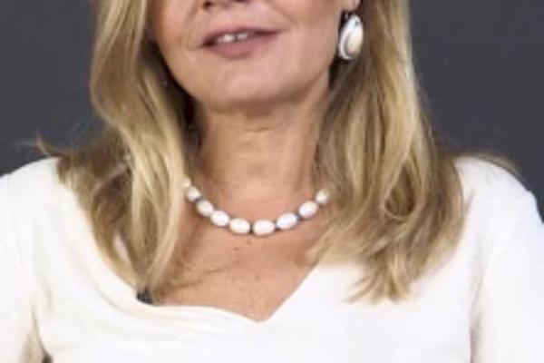 POZNATA KNJIŽEVNICA IMA OGROMAN RAZLOG ZA SLAVLJE! Blista od sreće, nikada nije bila PONOSNIJA! (FOTO)