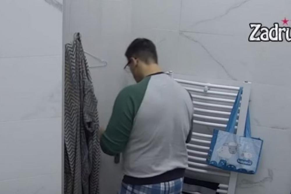 KAKAV RUČNI RAD KRISTIJANE: Golubović u kupatilu izvadio vlažne maramice pa se posvetio higijeni! RIBA LI,RIBA...