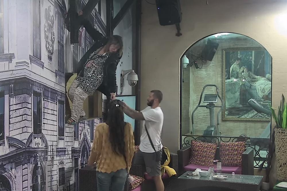 NIKAD VEĆA DRAMA U RIJALITIJU! Učesnica BEŽI, PENJE SE NA KROV, VISI SA ZIDA! Ovo je JEZIVO