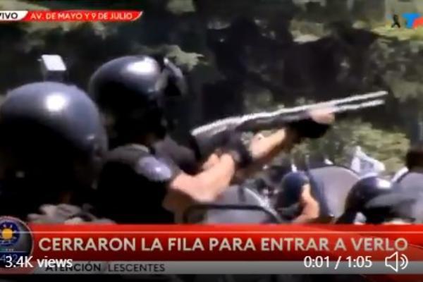 POLICIJA PUCA NA NAVIJAČE U ARGENTINI, OKLOPNA VOZILA NA ULICAMA: Eskalirao haos na Maradoninom ispraćaju, NEVERICA