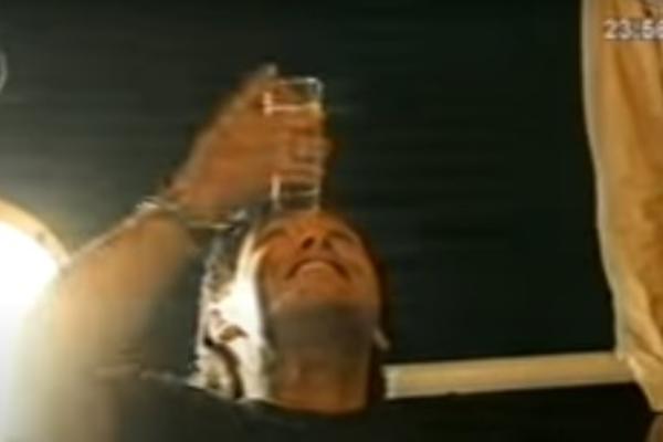 ISPLIVAO SNIMAK MARADONE IZ BG: El Pibe lumpovao na splavu, pevao čuvenu srpsku pesmu i pio sa Duletom Savićem!