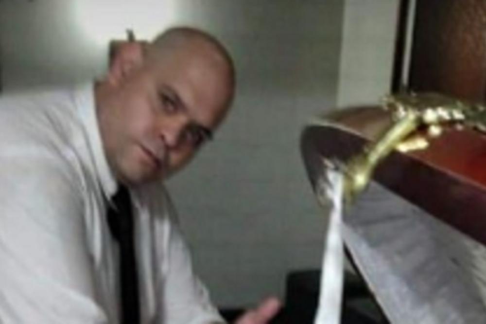 KAKAV BOLESNIK! GROZOMORNO! Najgadnija fotka ikada, pogledajte šta je RADIO SA MARADONINIM LEŠOM! JEZIVO! (FOTO)