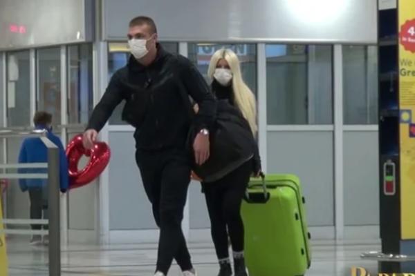 TAKO JE TO KAD JE MLAĐI, BOGAT I RAZMAŽEN! Dara Bubamara sama vuče KOFERE, Toni potpuno NEZAINTERESOVAN da pomogne