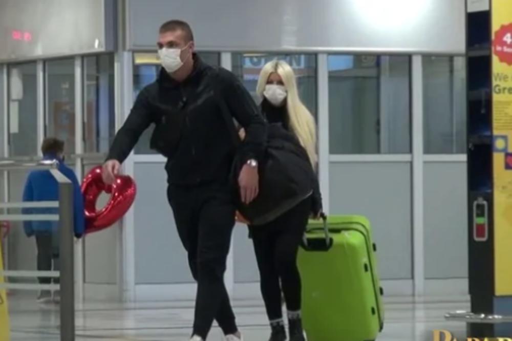 TAKO JE TO KAD JE MLAĐI, BOGAT I RAZMAŽEN! Dara Bubamara sama vuče KOFERE, Toni potpuno NEZAINTERESOVAN da pomogne