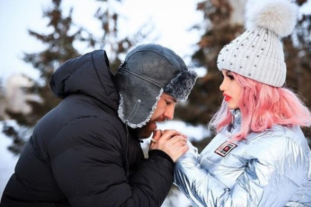 BILDER OŽENIO LUTKU: Tvrdi da nema RAZLIKE između nje i DANAŠNJIH ŽENA (VIDEO)