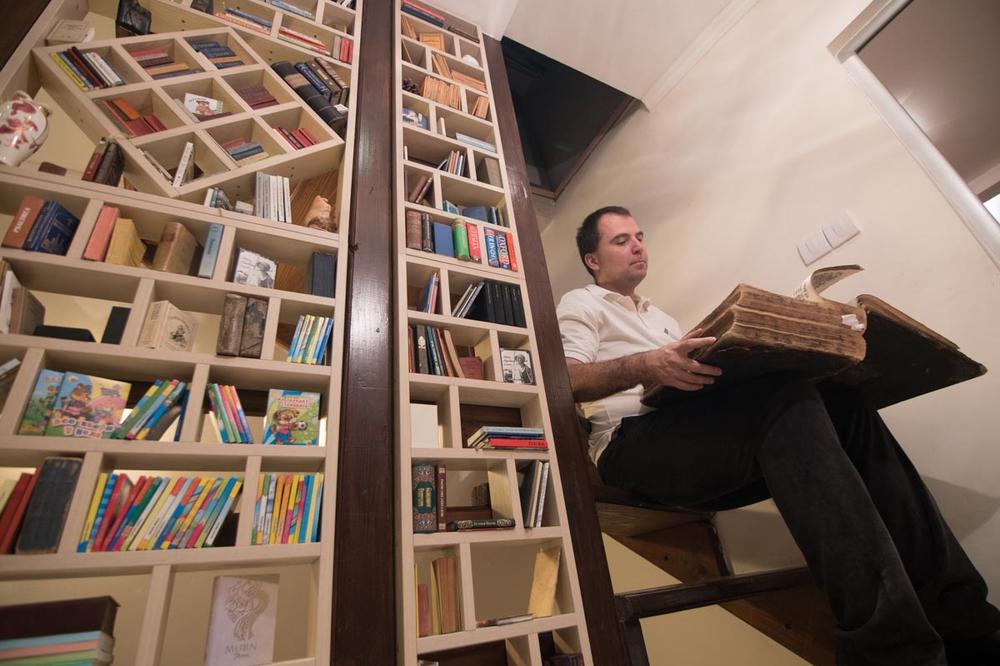 PRIČE IZ ADLIGATA: Ne nadajte se da ćete se rešiti knjiga! Viktor Lazić o BUDUĆNOSTI literarnog blaga