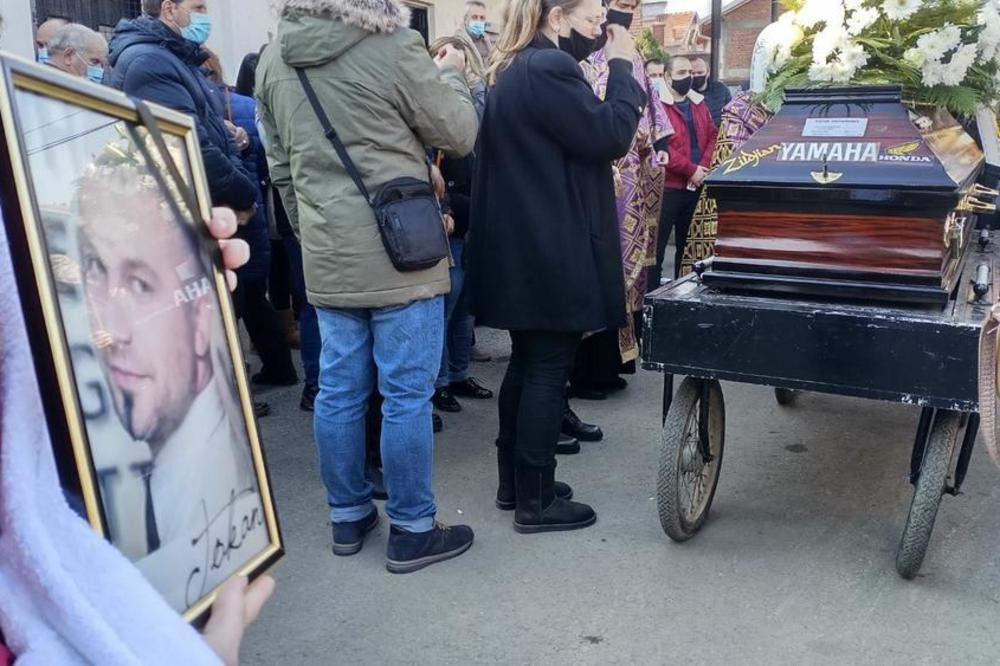 NAROD ŽESTOKO ISPLJUVAO PEVAČE NAKON SAHRANE TOKANA! Sahranili kolegu pa kukali da UMIRU OD GLADI!