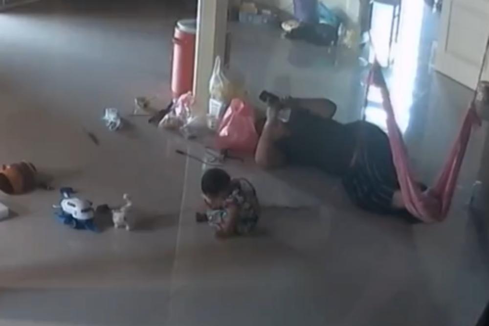 DETE JE SEDELO PORED MAJKE, A PRIBLIŽAVAO MU SE OTROVNI MONSTRUM: Njena reakcija je bila MUNJEVITA! (VIDEO)