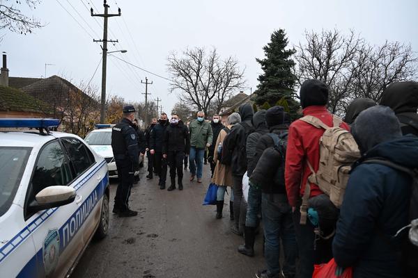 JUČE SU PALILI I IZAZVALI VELIKI POŽAR, I DANAS SITUACIJA TEŠKA: Opet problemi sa migrantima u BiH!