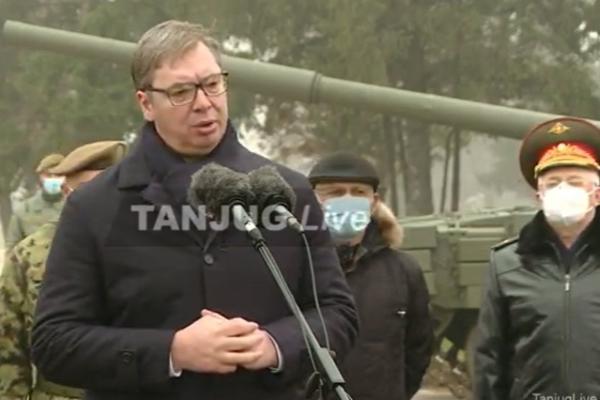 VUČIĆ NA POKAZNOJ VEŽBI U NIŠU: Prvi put smo u našu vojsku uveli dronove i to naoružane!