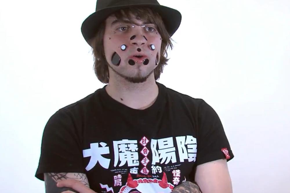 OVAJ MLADI NEMAC IMA 11 RUPA NA SVOM LICU, i ne planira tu da stane! (VIDEO)