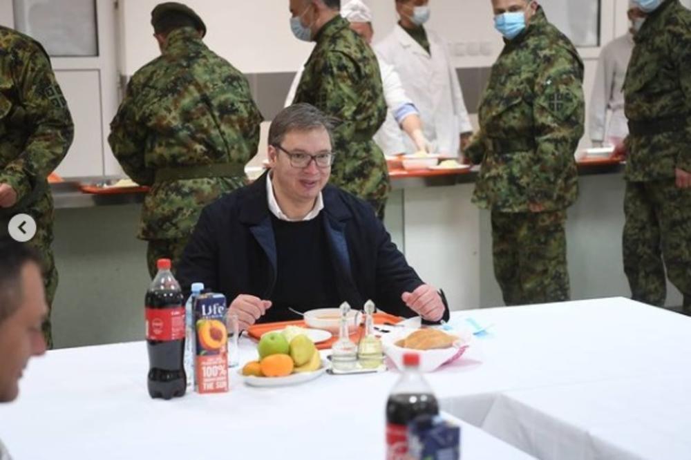 VUČIĆ NA RUČKU SA PRIPADNICIMA VOJSKE: U tanjiru raj za gurmane, nema Srbina koji ovo ne bi pojeo u slast (FOTO)