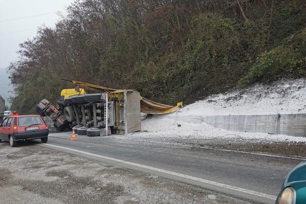 KAMIONDŽIJA IZGUBIO KONTROLU, PA UDARIO U BANKINU: Živi kreč na putu Čačak - Užice, vozač teško povređen (FOTO)
