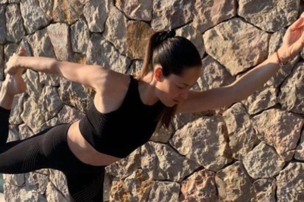 ZATEGNUTA KAO PRAĆKA: Ana Ivanović nam pokazala sve obline! Uvukla se najuže moguće stvari, pa se okrenula odpozadi