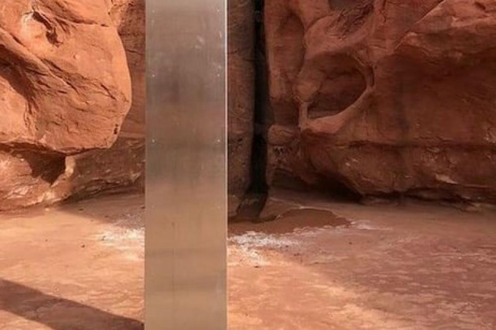 MISTERIOZNI MONOLIT NESTAO! Usred pustinje pronađena vanzemaljska stvar, a sada nema ni traga od nje (FOTO)