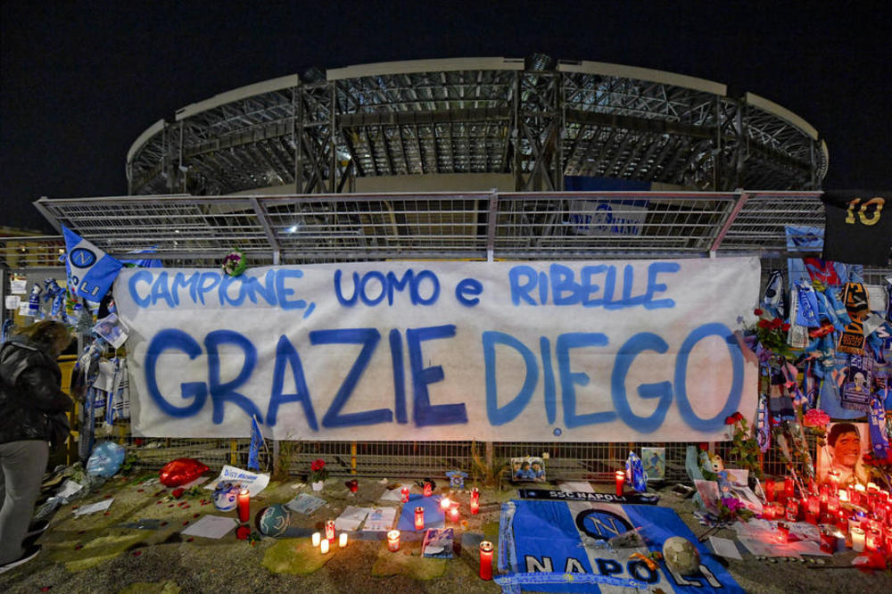 TREBALO JE TO UŽIVO DA VIDI, ALI SE DESILA TRAGEDIJA: Napoli u čast Maradone menja svoj plavi dres! (FOTO)