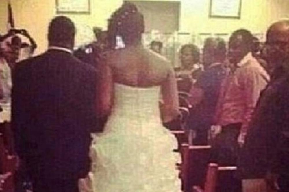 NAJSKANDALOZNIJE VENČANJE IKADA: Mlada ZAKAČILA bebu za HALJINU i vukla do OLTARA! Njen ODGOVOR je BOLEST! (FOTO)