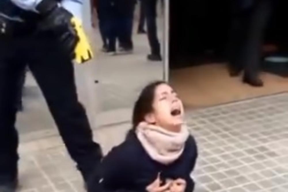 OVO GLEDAJTE NA VLASTITU ODGOVORNOST: Žena je PUKLA ispred KOVID AMBULANTE, a policajci BRUTALNO intervenisali!