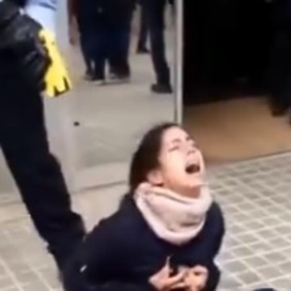 OVO GLEDAJTE NA VLASTITU ODGOVORNOST: Žena je PUKLA ispred KOVID AMBULANTE, a policajci BRUTALNO intervenisali!