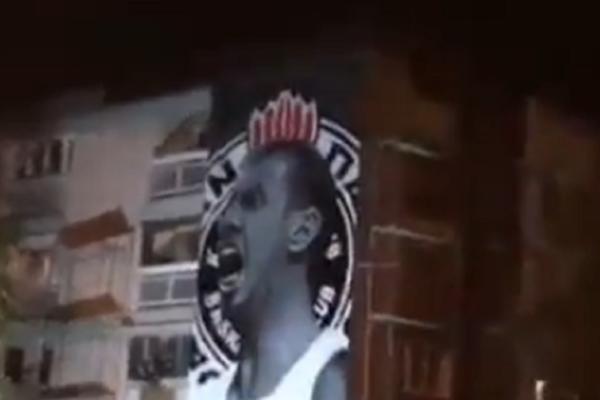 VELIČANSTVEN MURAL NOVICE VELIČKOVIĆA: Grobari ga naslikali preko cele zgrade!