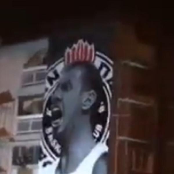 VELIČANSTVEN MURAL NOVICE VELIČKOVIĆA: Grobari ga naslikali preko cele zgrade!