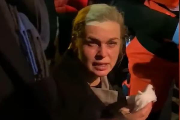 POLICAJAC BIBER SPREJOM POPRSKAO POSLANICU U LICE!!! Kakav skandal u evropskoj zemlji