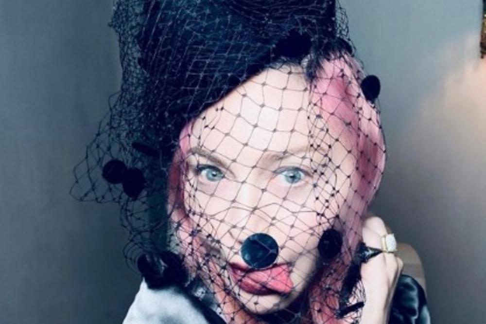 LEGENDARNA PEVAČICA IMA NOVOG DEČKA: Razlika je 36 godina, a NJEGOV OTAC je sve NASMEJAO svojim KOMENTAROM