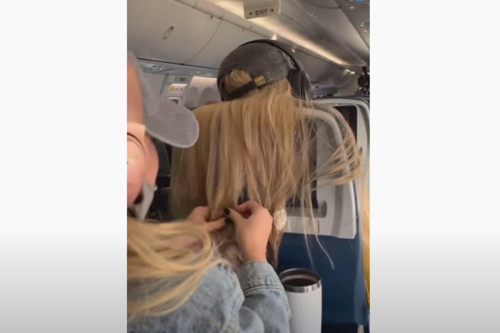 DEVOJKA ISPRED JOJ KOSOM PREKRILA EKRAN U AVIONU: Uzela je ŽVAKU, LIZALICU I KAFU i osvetila joj se STRAŠNO (VIDEO)