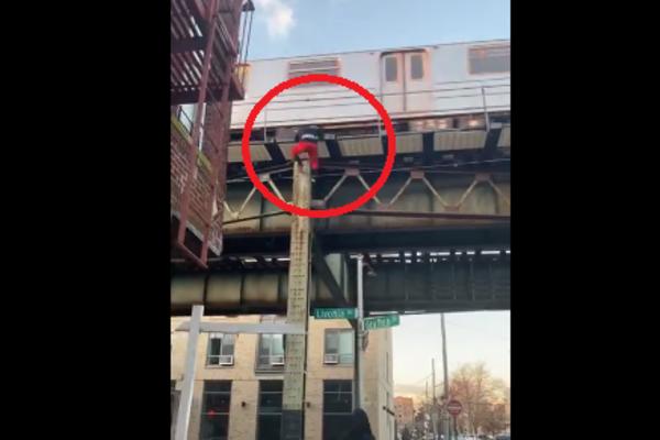 CRNAC JE KASNIO NA VOZ, A ONDA JE UČINIO NEŠTO NEVEROVATNO: Niko ne može da VERUJE šta gleda! (VIDEO)