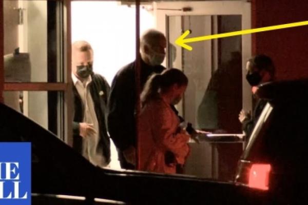 PRVA SLIKA BAJDENA KAKO ĆOPAV NAPUŠTA BOLNICU! Tramp se podsmevao kad je VIDEO KAKO IZGLEDA, ovaj ČOVEK NIJE DOBRO!