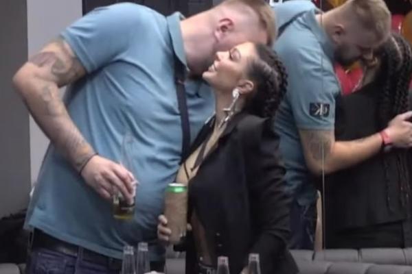 PUKLA LJUBAV! JANJUŠ OPLEO PO MAJI! Treba da budeš DAMA, šta si to obukla? Svi u ŠOKU posle NJENOG odgovora (VIDEO)