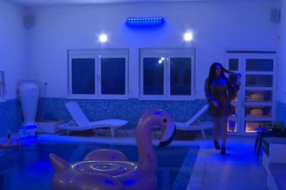 U SRBIJI PEVA I VELIKA JE ZVEZDA, A PO EVROPI RADI KAO PROSTITUTKA: Svi je DOBRO ZNATE, ovo je prava ISTINA