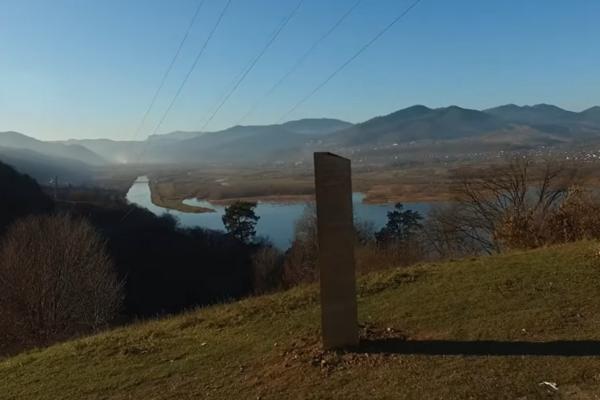 LJUDI ŠTA JE OVO??? Pojavio se NOVI ČUDNI MONOLIT, posle NEVADE I RUMUNIJE, sada na neočekivanoj lokaciji! (FOTO)