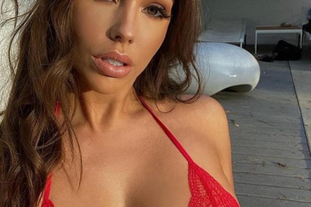 IZGLEDA TAKO DA NIJEDAN MUŠKARAC NE MOŽE DA JOJ ODOLI: Ali, zbog njenog POSLA, svi TIPOVI je MRZE! Ona je ODVRATNA!